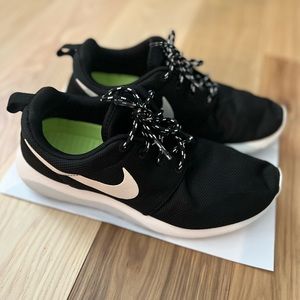 Nike Rose Womens Size 7